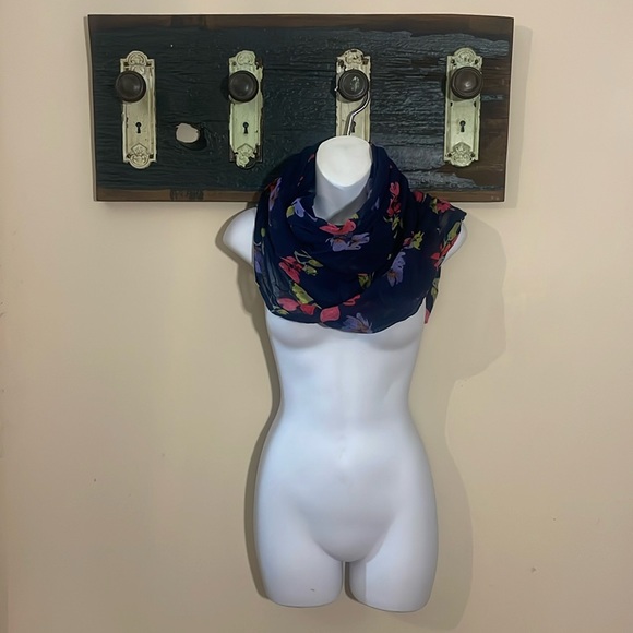 2/$30 Lands’ End Floral Loose Weave Crinkle Scarf - Picture 2 of 16